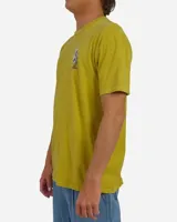 Remera de manga corta color verde mostaza, con efecto vintage dye y pequeño estampado gráfico en el pecho con la inscripción 'Lost Enterprises'.