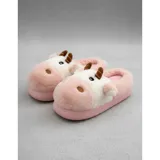 Pantuflas de peluche con diseño de vaca, confeccionadas en piel sintética suave. Cuentan con suela de goma antideslizante y diseño abierto en el talón.