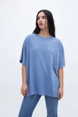 Remera celeste de algodón con cuello redondo y estampado pequeño en el pecho.