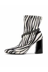 Botineta de animal print con diseño de leopardo, caña elástica, taco cuadrado negro y tira decorativa con strass alrededor del tobillo.