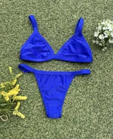Conjunto de bikini azul eléctrico, con corpiño triangular fijo y bombacha colaless regulable.