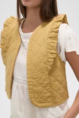 Chaleco corto de algodón con diseño capitoneado, cuello redondo y volados en los hombros.