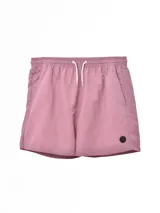 Short de baño color rosado, con cintura elástica y cordón de ajuste blanco. Presenta bolsillos laterales y un pequeño parche circular negro en la parte inferior derecha.