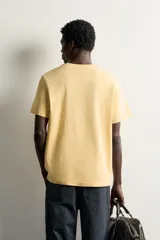 Camiseta regular fit de color amarillo, de cuello redondo y manga corta, con estampa frontal en contraste de un rancho y la inscripción "Rancho Lane Worn Heritage".