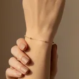 Pulsera de cadena fina en oro 9k, con pequeñas circonias engastadas a lo largo de la misma.