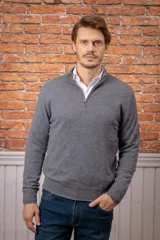 Sweater de punto con medio cierre frontal, cuello alto y mangas largas. Presenta puños y ruedo acanalados.