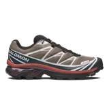Championes Salomon XT-6, calzado de trail running adaptado para uso urbano. Diseño en color negro, gris, rojo y blanco, con sistema de cordones de ajuste rápido Quicklace y suela de gran tracción.