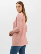 Cardigan abierto de tejido acanalado, con bolsillos frontales y mangas largas de corte entallado con puños de rib.