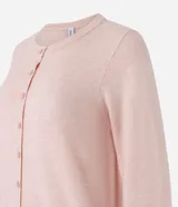 Cardigan de punto rosa con cuello redondo y abotonado delantero. De manga larga y corte clásico.