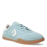 Championes urbanos Converse Run Star Trainer OX, color celeste con detalles en blanco y suela de goma color caramelo. Confeccionados en gamuza, presentan el logo de la marca en el lateral y cierre con cordones.