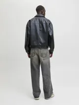 Jean de corte wide leg y tiro alto, con diseño de cinco bolsillos y lavado stonewash que le otorga un aspecto desgastado. Presenta un calce amplio y relajado desde el muslo hasta el ruedo.