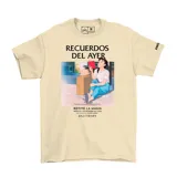 Remera de algodón color beige con estampa frontal inspirada en la película de Studio Ghibli 'Recuerdos del Ayer', presentando a una joven leyendo un libro junto a una maleta.