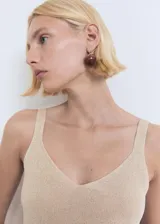 Top de punto fino metalizado color beige, con tirantes anchos y escote en V.