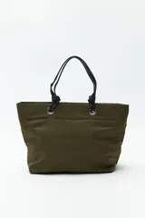 Cartera shopper negra de nylon con bolsillo frontal con cierre, asas dobles y detalles de cordones multicolor. Incluye un pouch desmontable.