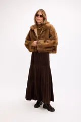 Falda larga de corte acampanado con diseño de paneles horizontales y textura símil terciopelo.