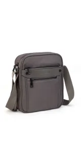 Morral bandolera color lila con correa ajustable, dos bolsillos frontales con cierre y dos bolsillos internos.