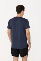 Remera deportiva azul marino de corte clásico, confeccionada en tejido de poliamida y elastano con tecnología drifit y protección UV50+.