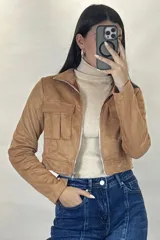 Chaqueta corta de gamuza en color verde militar, con cierre frontal metálico, cuello camisero y dos bolsillos frontales con tapa.