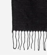 Bufanda masculina de punto doble faz, con diseño liso y flecos en los extremos.