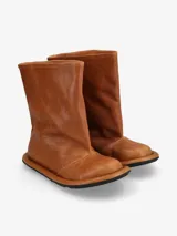 Bota de cuero negra, de caña media, con puntera redondeada y suela plana.