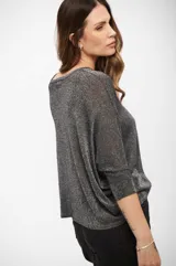 Buzo de tejido fino con acabado brillante, de corte holgado y mangas tres cuartos.