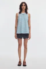Top musculosa a rayas horizontales marrones y negras, con escote redondo y pequeño texto estampado en el centro del pecho.