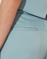 Pantalón de vestir celeste, de corte palazzo y tiro alto.