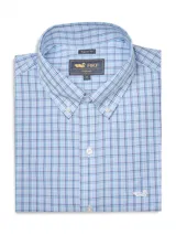 Camisa de manga larga RKF modelo Wf Pb, de corte regular, color celeste con patrón de cuadros en tonos azules y blancos. Cuenta con cuello abotonado, cierre frontal con botones y un bolsillo en el pecho con el logo bordado.