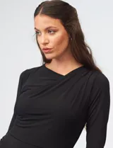 Vestido midi negro de seda fría, con escote asimétrico y hombro plisado.