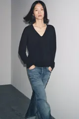 Jersey de manga larga confeccionado en lana 100%, con escote en pico y acabados en rib en puños y bajo.