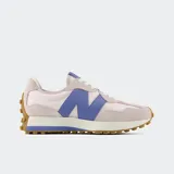 Championes New Balance 327 de diseño retro, en tonos rosado y lila con la característica "N" grande en color violeta, entresuela blanca y suela de goma con tapones envolventes.