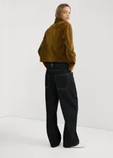 Jeans de corte recto y tiro medio, confeccionados en denim 100% algodón de tono oscuro con costuras contrastantes.