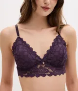 Soutien tipo bralette confeccionado en encaje con diseño floral, escote en V, breteles finos ajustables y copa desmontable. Presenta un pequeño detalle metálico en el centro del escote.