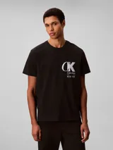 Remera de cuello redondo y manga corta, confeccionada en punto de algodón. Presenta un estampado gráfico en el pecho con el monograma de la marca y el texto New York.