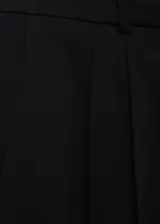 Pantalón de tiro medio, diseño recto y largo, con detalle de pinzas, trabillas, dos bolsillos laterales y cierre oculto con botón, gancho y cremallera.