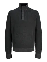Sweater de punto en color gris oscuro, con cuello alto y medio cierre frontal con botones. Presenta mangas largas con puños acanalados y un diseño de textura en relieve.