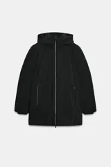 Chaqueta acolchada de color negro, resistente al agua y al viento, con aislamiento térmico. Presenta cuello subido con capucha, cierre frontal con cremallera termosellada de doble cursor, bolsillos laterales con forro polar y puños interiores elásticos.