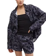 Conjunto de pijama Free People Early Morning Sleep con estampado animal print en tonos grises y negros. Incluye camisa de manga larga con cuello y cierre frontal con botones, y shorts con cintura elástica.