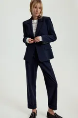 Pantalón de tiro alto con pinzas frontales, diseño de raya diplomática, bolsillos laterales y bajo con vuelta.