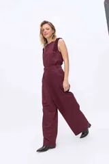 Pantalón de pierna amplia color bordó, con diseño de cruce delantero y caída fluida.