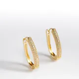 Par de aros tipo argolla ovalados, dorados con cristales claros en el frente.