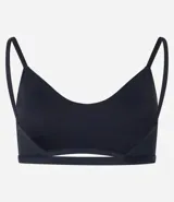 Top deportivo negro, tipo bralette, con escote en V y tirantes finos ajustables.