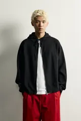 Sudadera hoodie relaxed fit de punto color gris, confeccionada en hilatura con viscosa de tacto suave, con cuello con capucha ajustable, manga larga, cierre frontal con cremallera y acabados en rib.