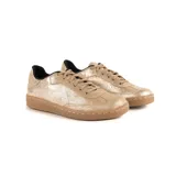 Championes de estilo urbano con diseño combinado en cuero negro y paneles laterales con estampado animal print tipo leopardo. Presenta detalle en color dorado en el talón, cierre con cordones negros y suela de goma en tono natural.
