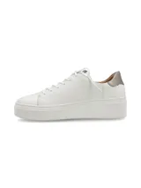 Sneaker de cuero graneado color blanco con plataforma elevada y detalle plomo en el talón. Cuenta con cordones de algodón al tono.