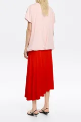 Vestido midi bimateria de corte ajustado en la cadera, con escote caja, manga corta murciélago y parte superior con pliegues en delantero y espalda. Falda fluida con vuelo y abertura.