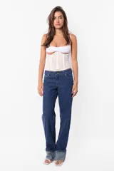 Corset blanco de microtul en el cuerpo y microfibra en el busto, con sustracción debajo del busto y frunce. Tiene ganchos lenceros en la espalda, ballenas con refuerzo en los recortes y terminaciones con elástico.