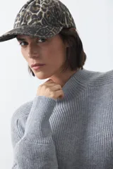 Gorro tipo cap con visera, confeccionado en tela con estampado animal print de leopardo.