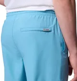 Short de baño color celeste, con cintura elástica y cordón ajustable. Cuenta con calzoncillos interiores de malla, bolsillos laterales y un bolsillo trasero con cierre de seguridad. Incorpora tecnologías de protección solar y repelencia a líquidos.