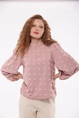 Blusa color beige con cuello mao, mangas 3/4 abullonadas y textura de lunares en relieve.